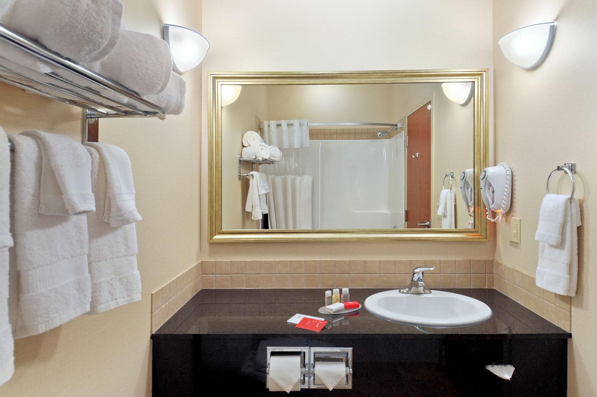 Ramada By Wyndham Lac La Biche Dış mekan fotoğraf
