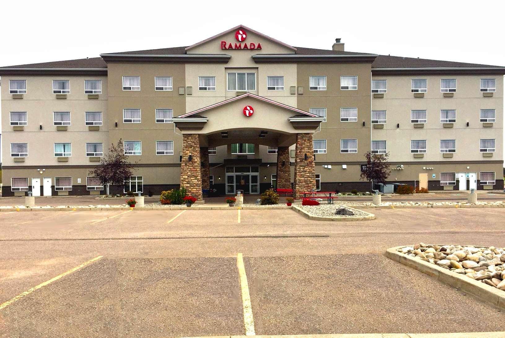 Ramada By Wyndham Lac La Biche Dış mekan fotoğraf