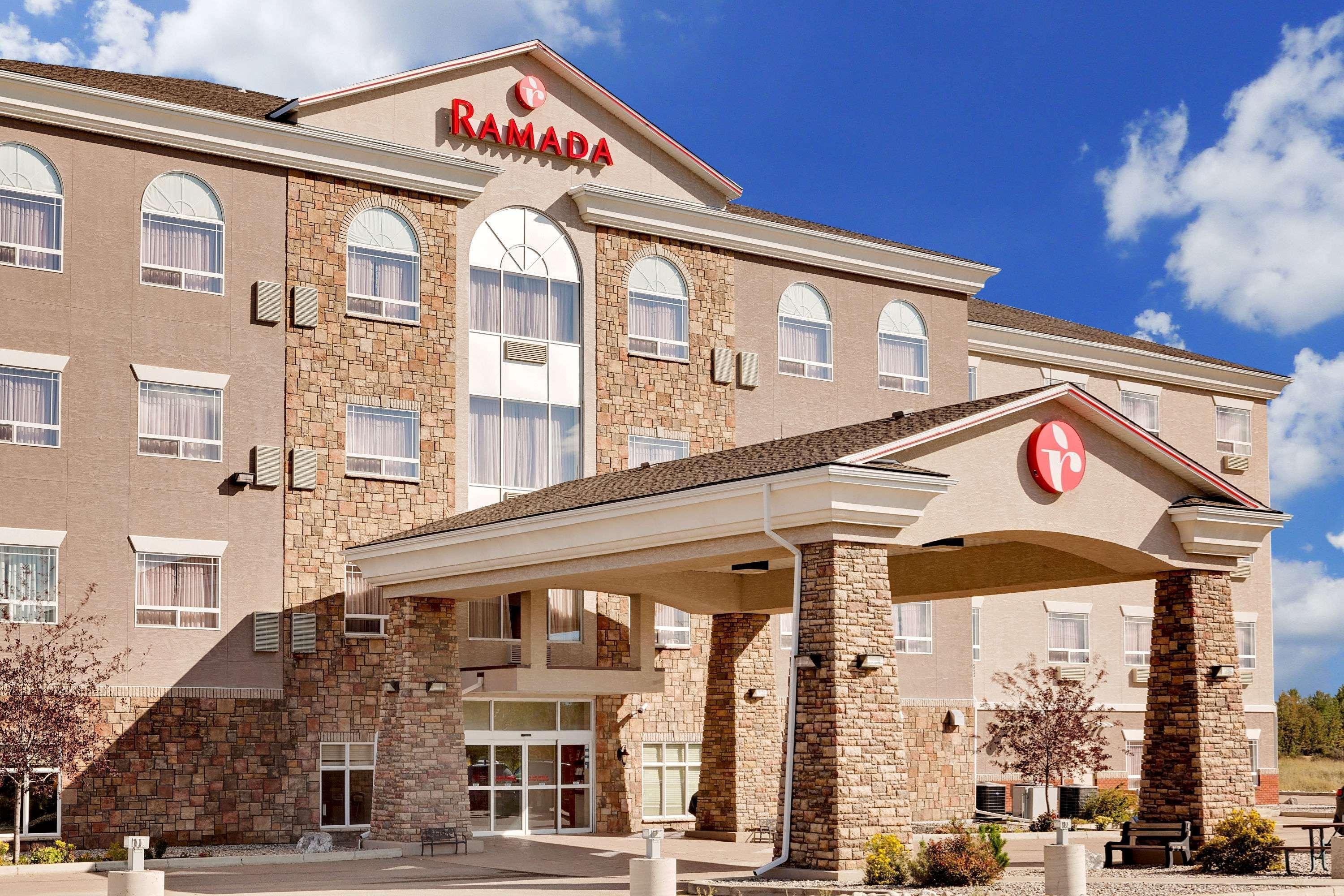 Ramada By Wyndham Lac La Biche Dış mekan fotoğraf