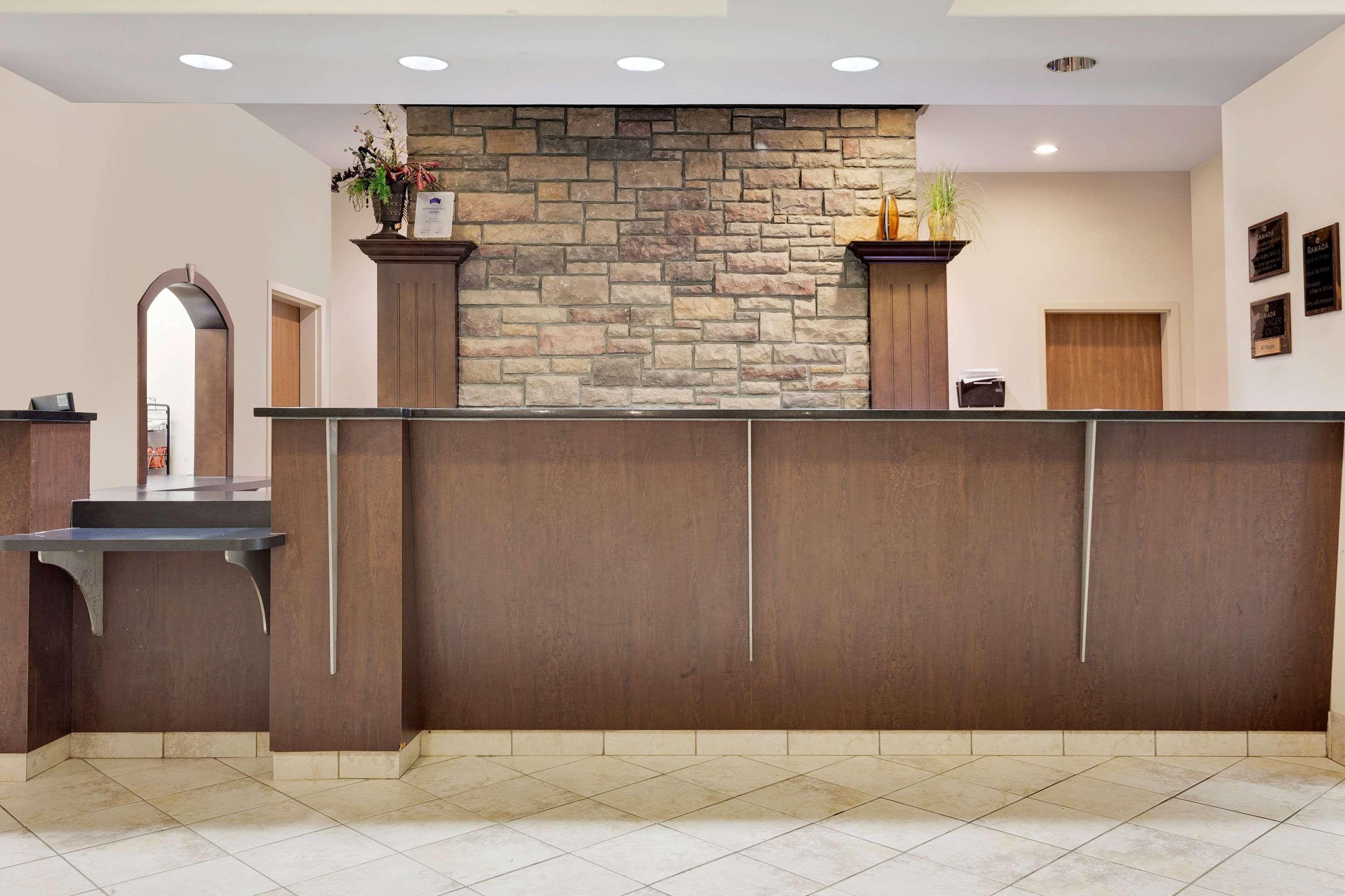 Ramada By Wyndham Lac La Biche Dış mekan fotoğraf
