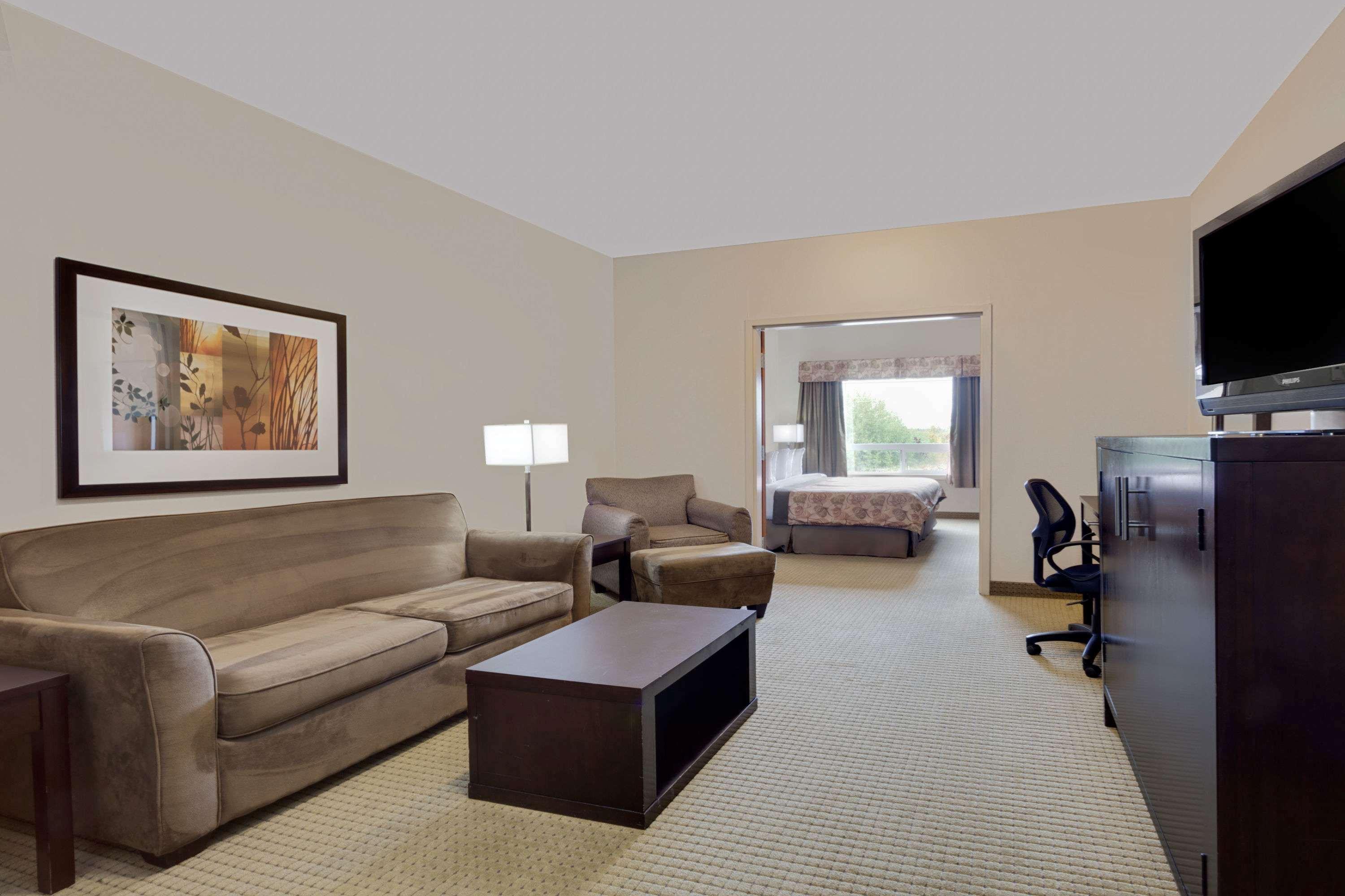 Ramada By Wyndham Lac La Biche Dış mekan fotoğraf