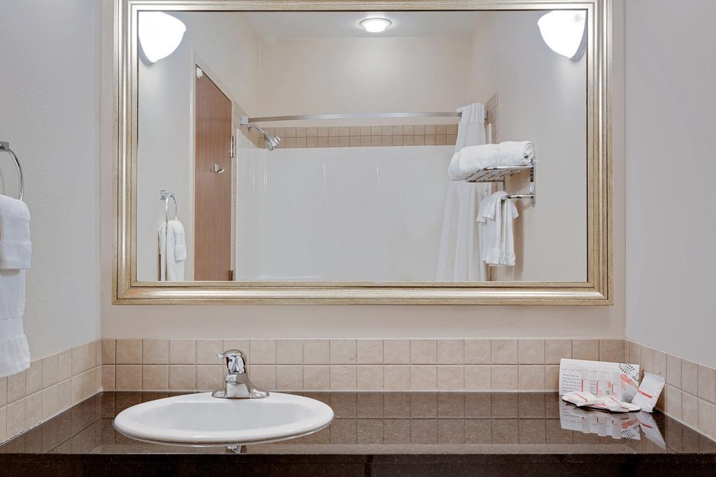 Ramada By Wyndham Lac La Biche Dış mekan fotoğraf