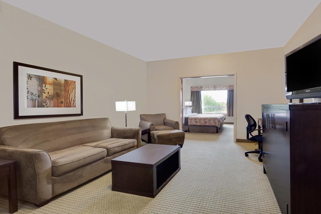 Ramada By Wyndham Lac La Biche Dış mekan fotoğraf