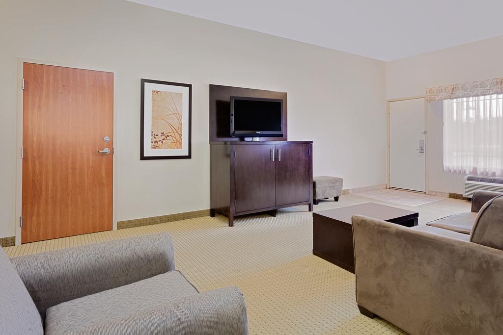 Ramada By Wyndham Lac La Biche Dış mekan fotoğraf